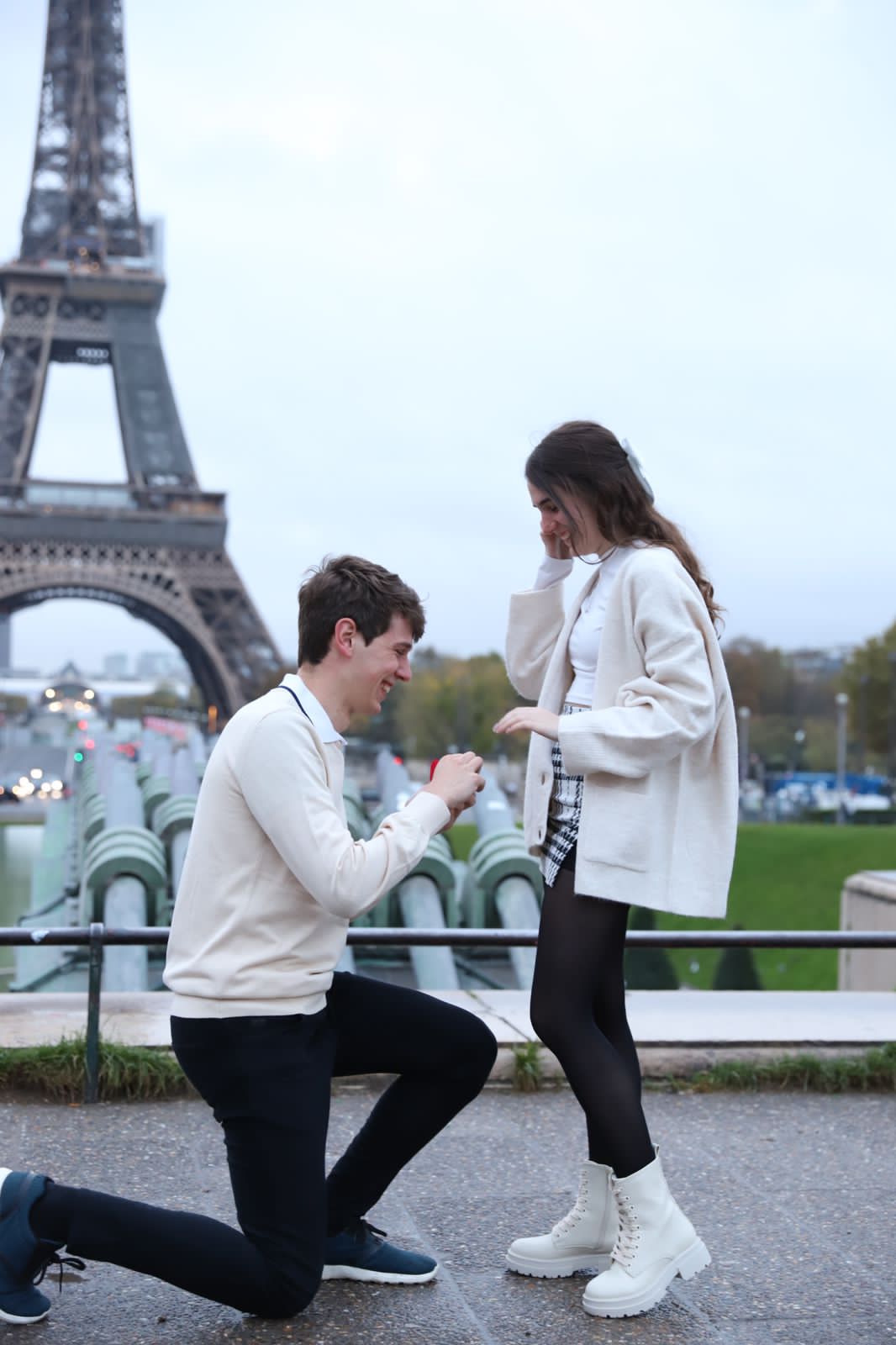 Funenses dieron el "Sí" en París: una propuesta soñada en la ciudad del amor